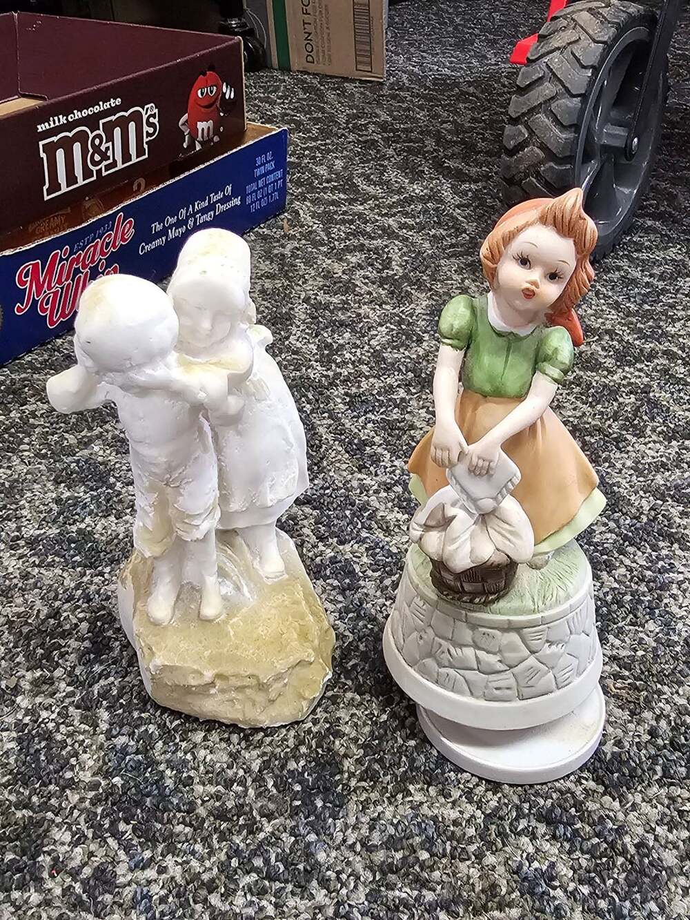 Homco Porcelain Musical Laundry Girl Figurine